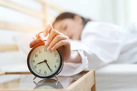 Zəngli saatın səsinə oyanmaq sağlamlığınız üçün zərərli ola bilər