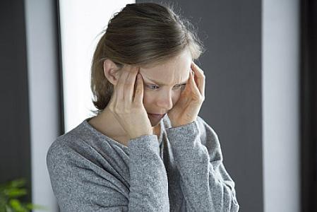 Həkim yaz aylarında tez-tez baş ağrımasının