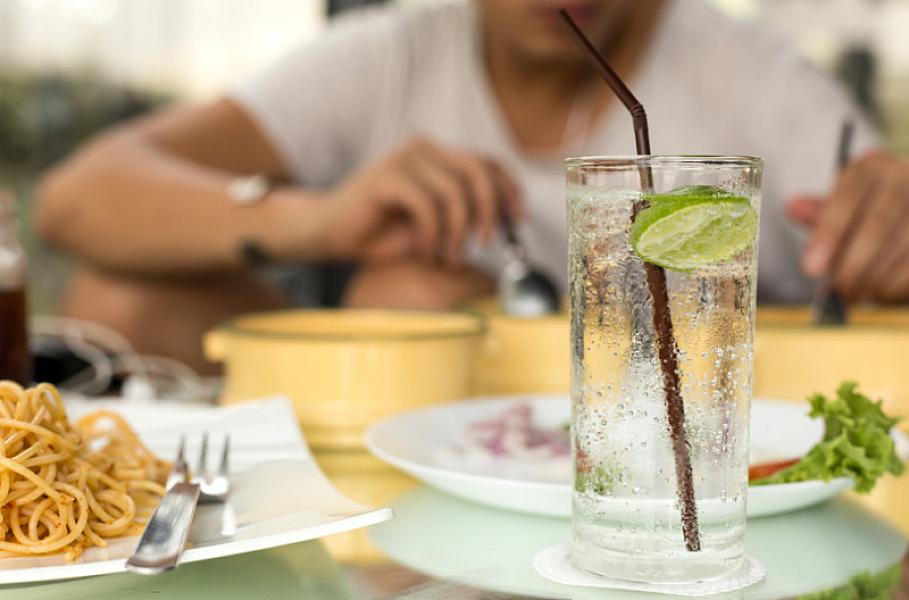 Qazlı su içən kişinin daxili orqanları yandı -