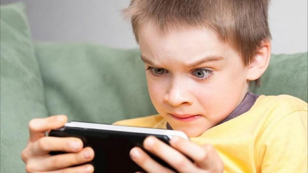 Psixoloq uşağı telefondan ayırmağın