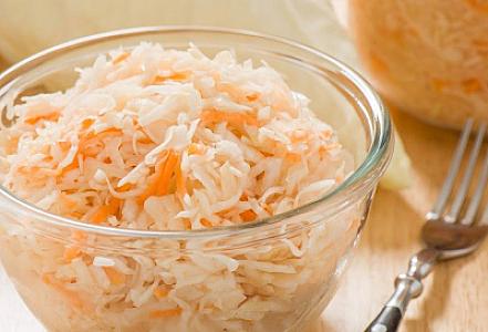 Həkim hər gün duzlu kələm yeməyi məsləhət görür -