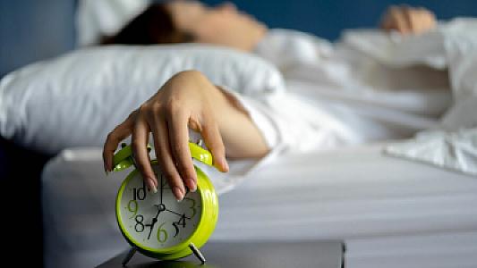 Həkim 10 saatdan çox yatmağın təhlükəsini