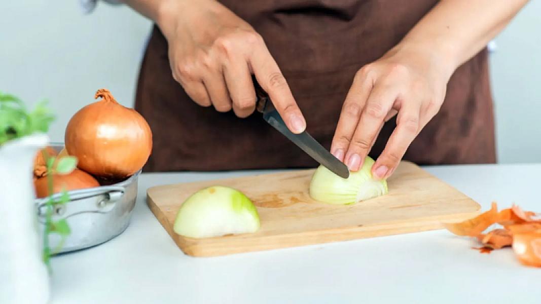 Alimlər soğanı göz yaşı tökmədən kəsməyin