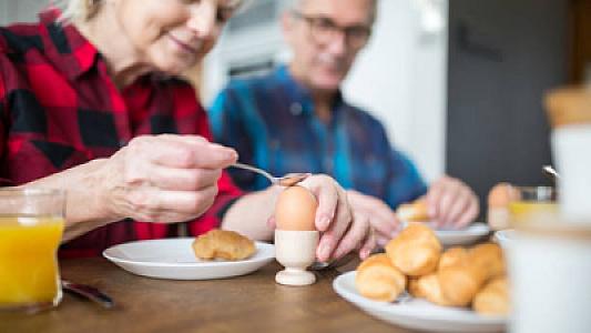 Həkim yumurtanın yaşlı insanlar üçün faydalarını qiymətləndirib