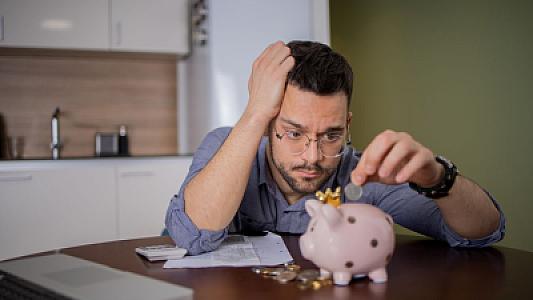 Alimlər insanları yoxsulluğa sürükləyən