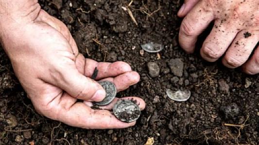 90 yaşlı britaniyalı kişi torpağın altından