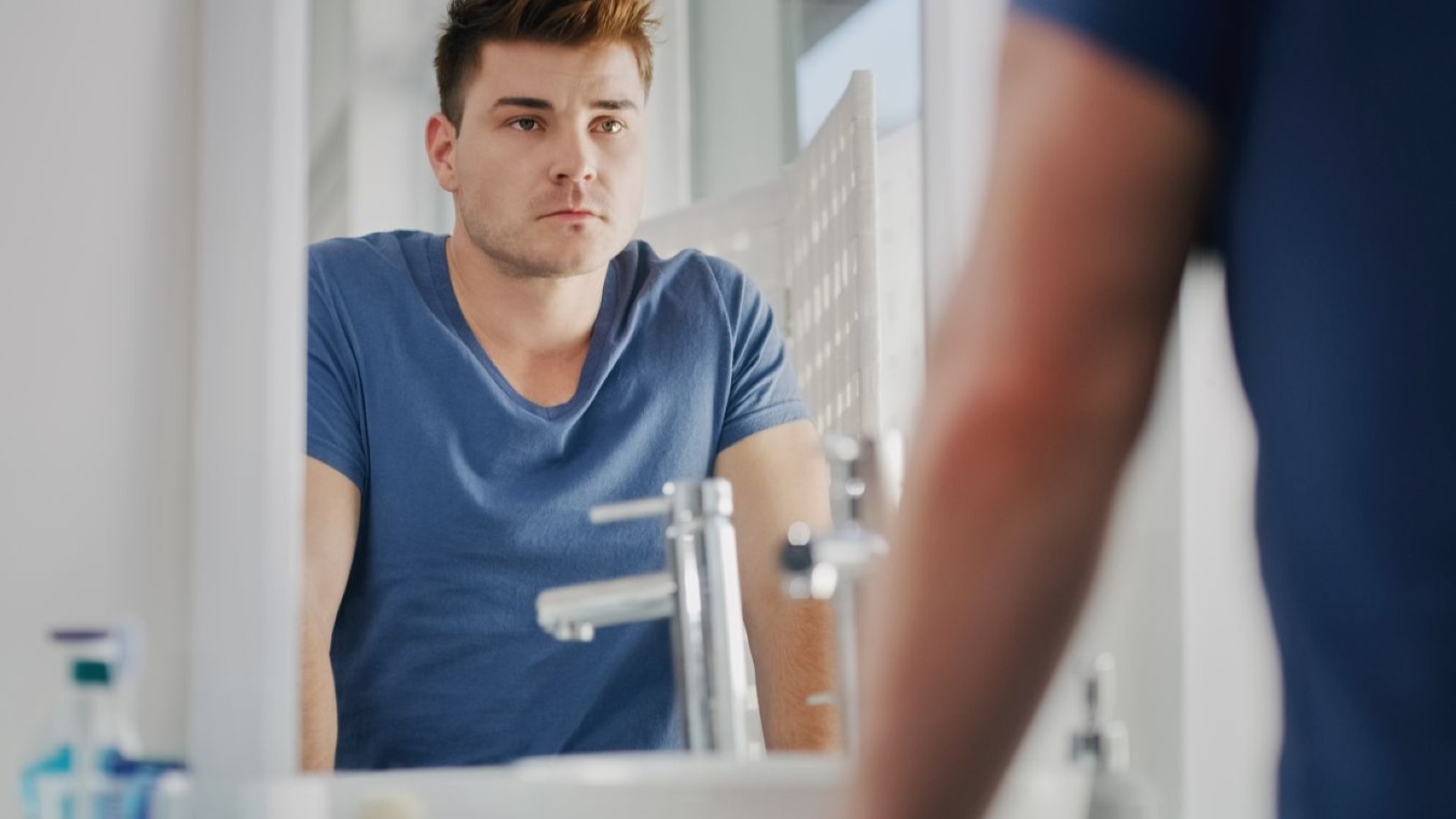 Testosteron çatışmazlığı olan bir kişi necə görünür? -