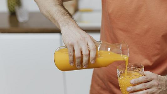 Alimlər şirin içkilərin kişilərin məhsuldarlığına necə təsir etdiyini