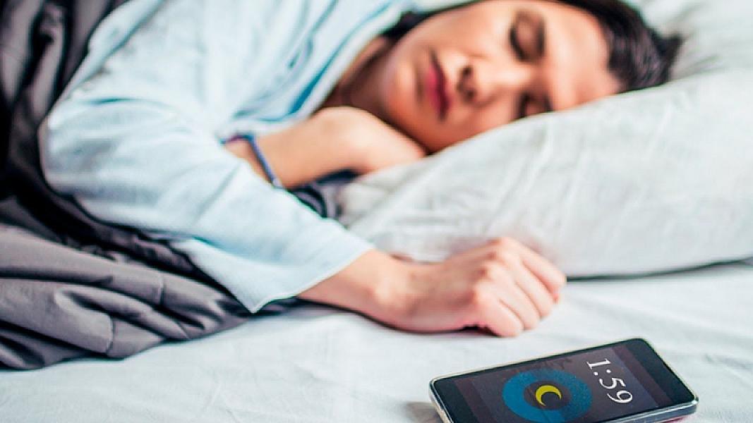 Telefonu yastığınızın altına qoyursunuz? – Beyninizə verdiyi zərər