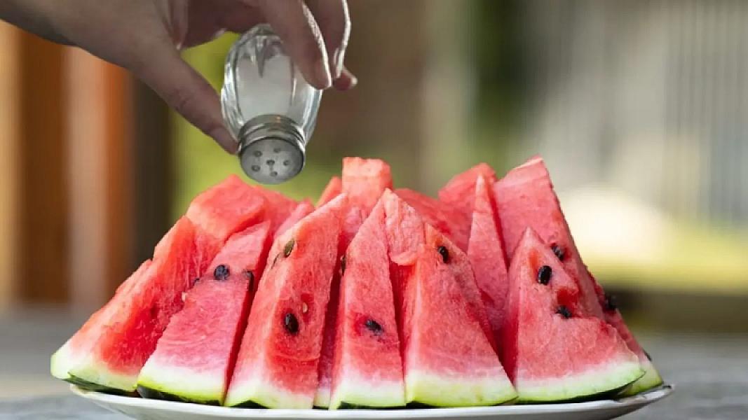 Qarpızın içinə duz əlavə edib yeyin,