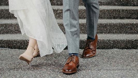 Kişi toy ayaqqabısına görə bütün