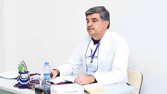 Ad günü şənliyi keçirən şöbə müdiri