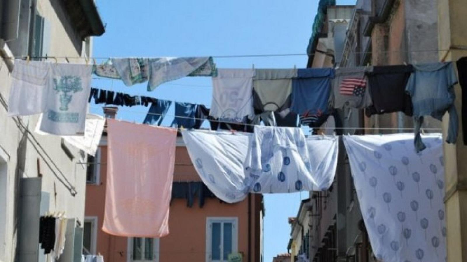 Bərk istilər zamanı paltarları çöldə