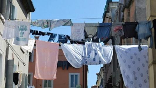 Bərk istilər zamanı paltarları çöldə