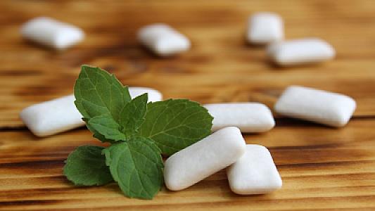 Saqqız çeynəmək nə qədər faydalıdır?