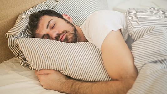 Bir neçə dəqiqəyə yuxuya getməyə kömək edən içki: