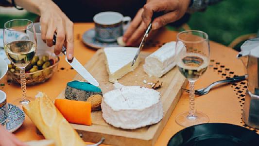 Günün yanlış vaxtında pendir yemək sağlamlığınıza