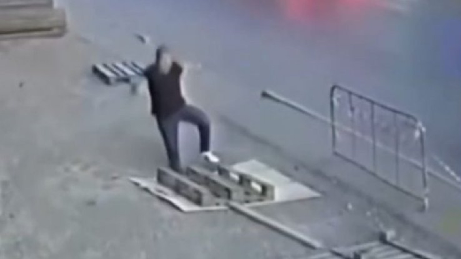 Bakıda kanalizasiyaya düşən gəncin meyiti tapılıb