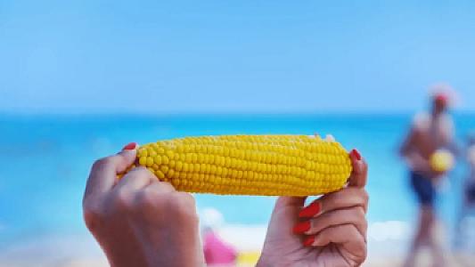 Dənizdə çimərkən qarğıdalı yemək zərərlidir: