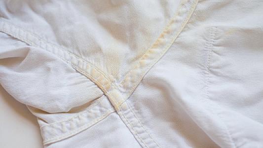 Ağ paltarlardakı sarı ləkələrdən necə qurtulmaq olar? -