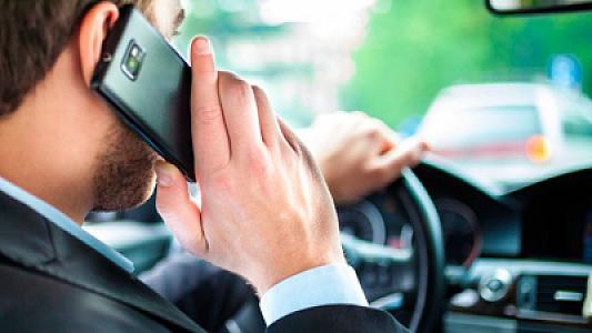 Mobil telefonları uzun müddət qulaqda saxlamaq beyin damarlarına təsir edə bilər: