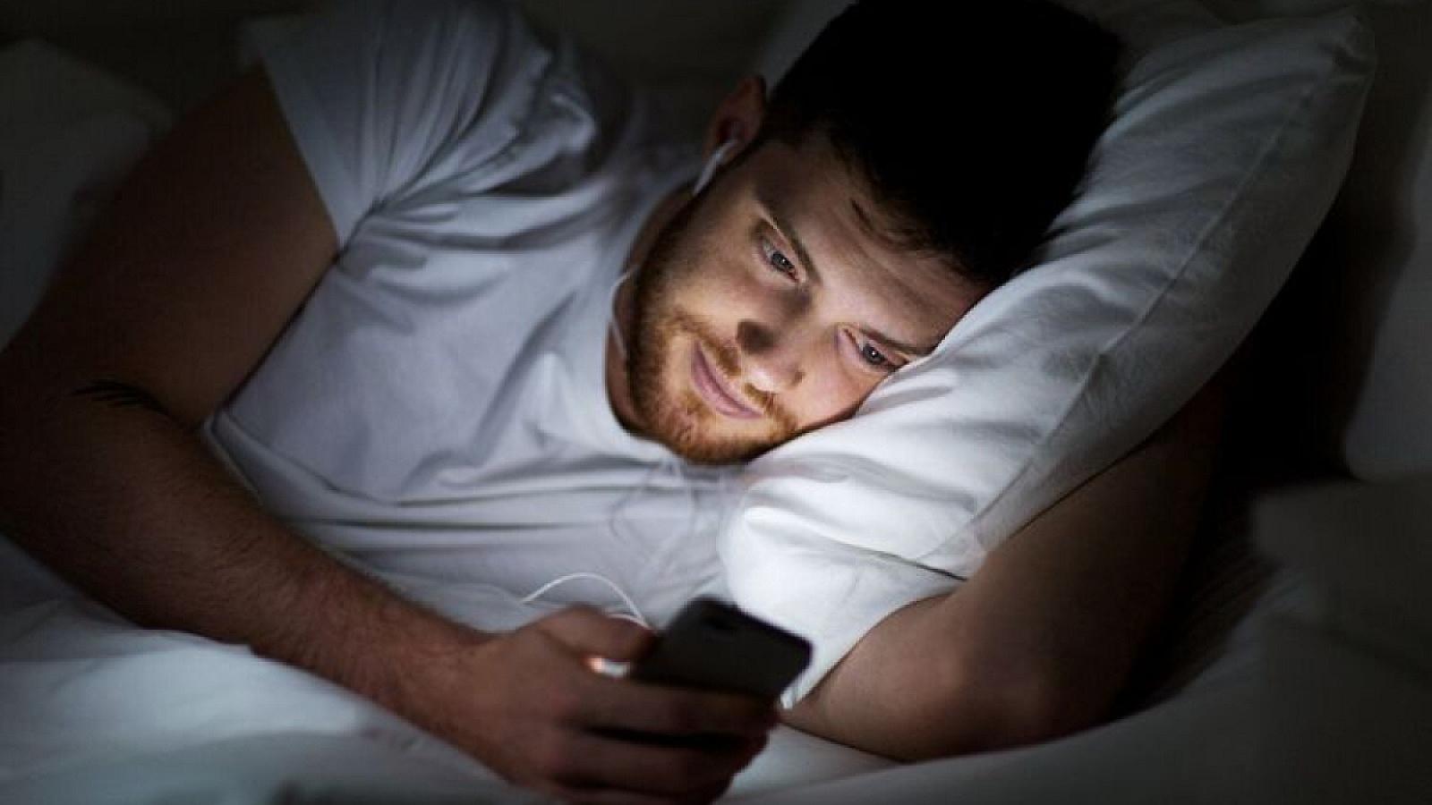 Telefonunuzu yatmazdan əvvəl yoxlamaq bədən saatınızı pozur: