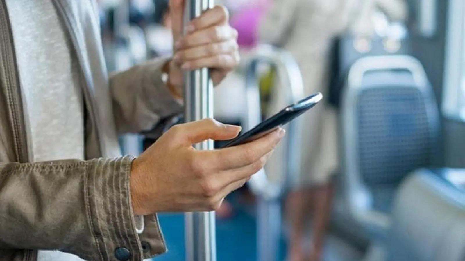 Telefonla çox danışmaq üz sinirlərinə zərər verə bilər –