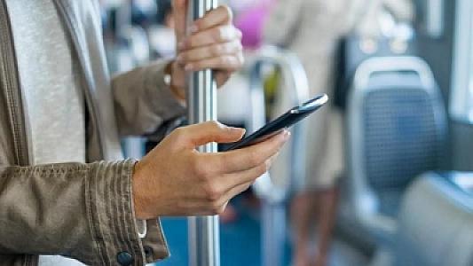 Telefonla çox danışmaq üz sinirlərinə zərər verə bilər –