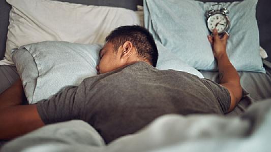 Yuxu həkimi izah edir: hansı tərəfdə yatmaq daha sağlamdır və