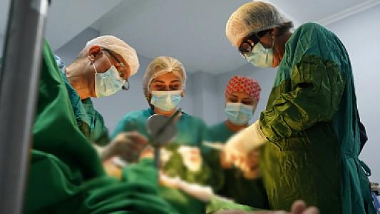 Respublika Klinik Xəstəxanasında pasiyent üzərində eyni anda