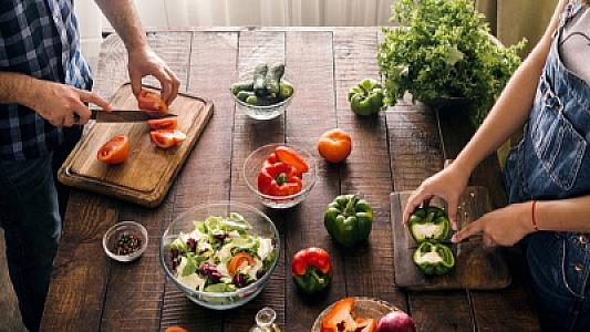 Valideynlərlə yaşayan gənc cütlüklərə mətbəxdə münaqişələrdən qaçmaq üçün