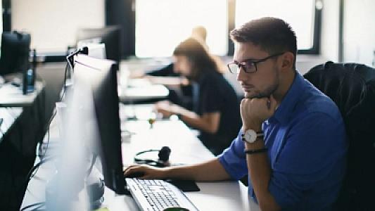 Kompüter arxasında uzun müddət işləmək ciddi xəstəliklərə səbəb ola bilər –