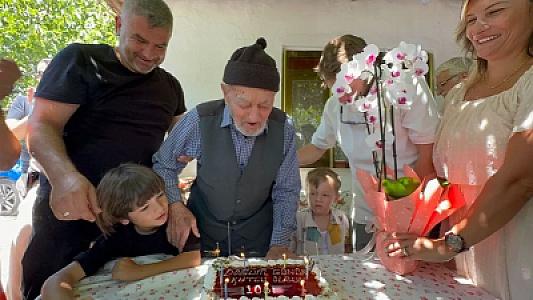 100 yaşlı Rəcəb babanın süfrəsində hər zaman bir şey olur: