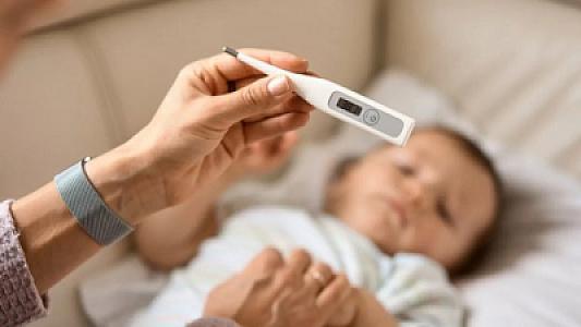 Qızdırması qalxan 4 yaşlı uşaq