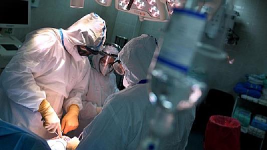 Həkimlər 12 kiloqramlıq yumurtalıq şişi olan qadını