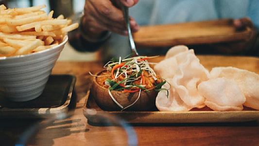 Restorana tez-tez getmək təhlükəli qaraciyər xəstəliyinə