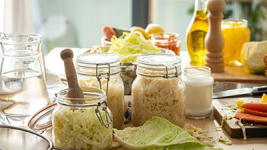 Bioloq tərəvəzləri qaynadıb duzlayanda