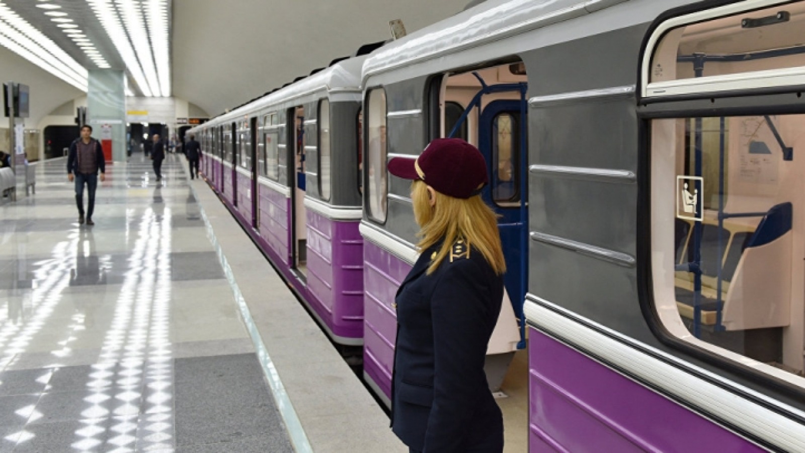 Bakıda metroda qadın
