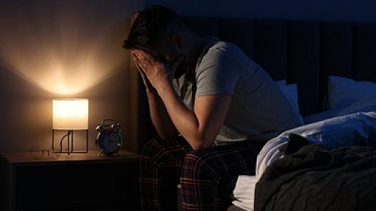 Yuxusuzluğu olan insanlara insult riski barədə