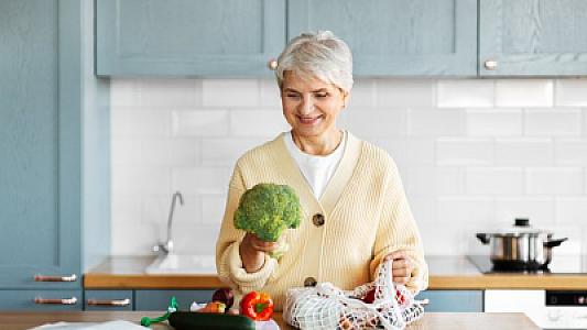 50 yaşdan yuxarı qadınların yeməli olduğu