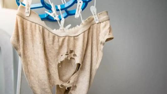 Köhnə alt paltarı qadını