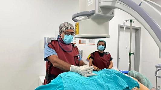 13 il bel yırtığı ağrısı çəkən qadın