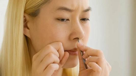 Burnundakı tükü qopartdı, yerə yıxılıb qaldı: