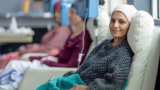 Onkoloq xərçəngə tutulan insanların