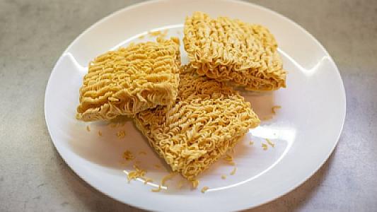 Həkim quru hazır əriştənin təhlükələri barədə