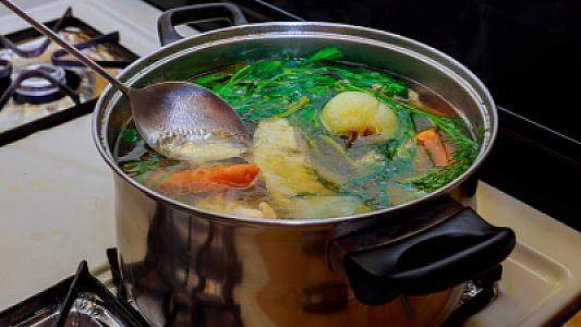 Rusiyalı diyetoloq: "Öz suyunda bişən yemək