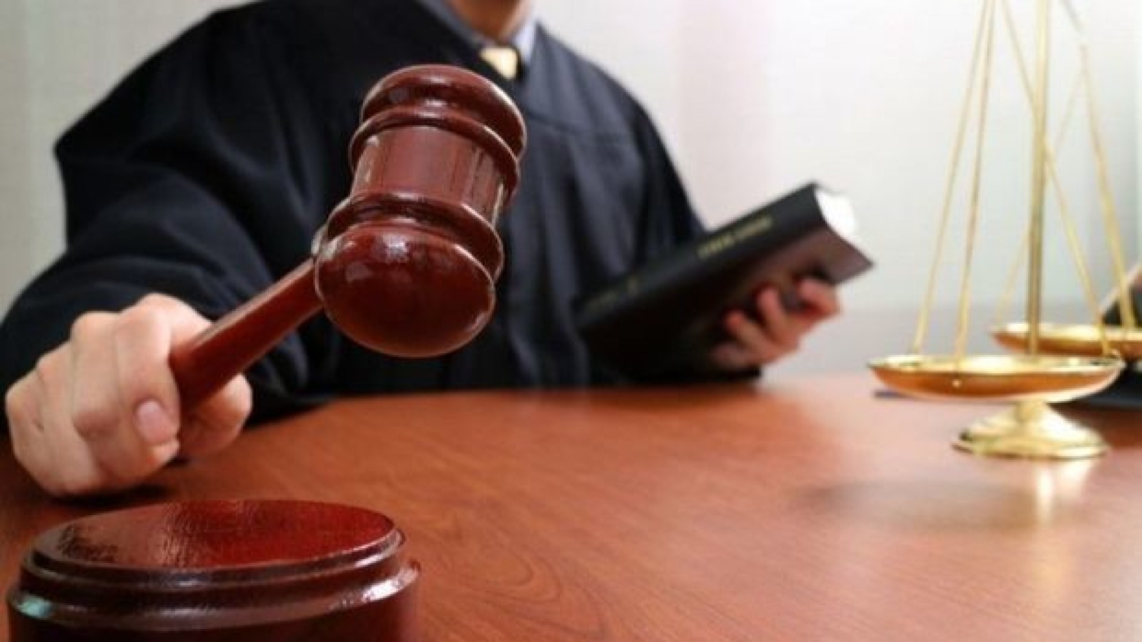 Plastik cərrahiyyə imtahanına icazə müqabilində aldığı