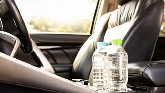 Avtomobildə qalan plastik su butulkaları