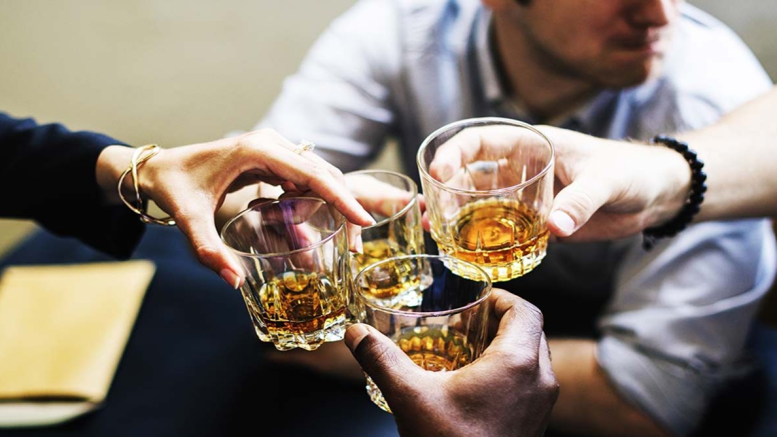Həkim alkoqol və zəhlətökən problem arasındakı