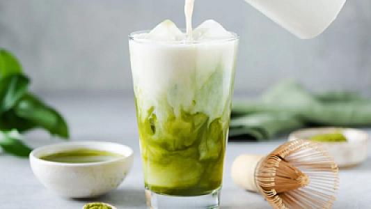 ABŞ-də matça çayı içən qadın